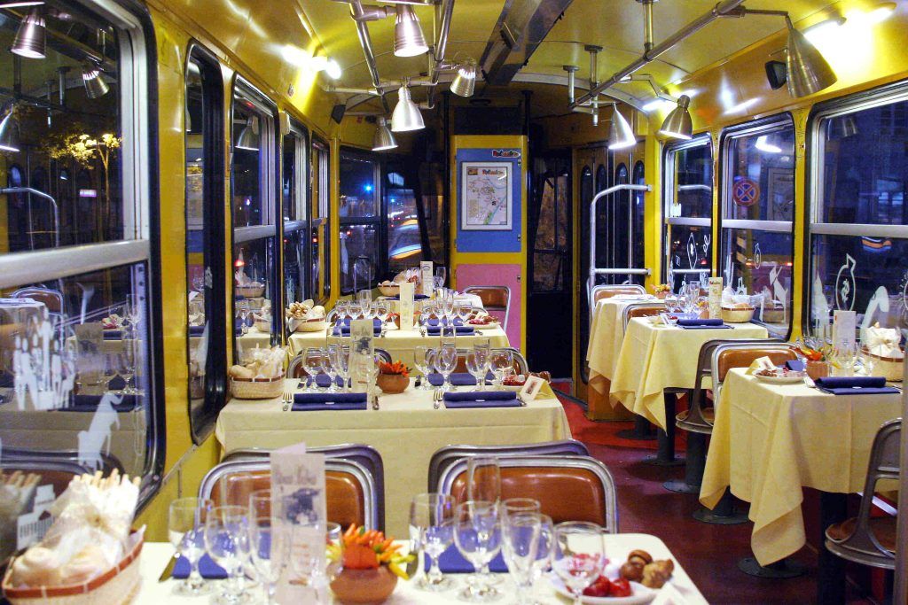 Aerei e tram trasformati in ristoranti