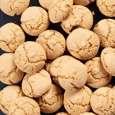 L’Amaretto e gli amaretti: due grandi storie gustose che illuminano una piccola città lombarda.