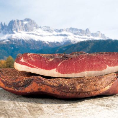 Lo speck dell'Alto Adige: il sapore affumicato della montagna