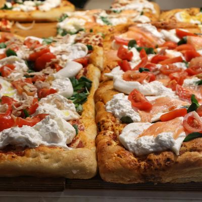 Focaccia Messinese: sapori autentici tra scarola, acciughe e tuma
