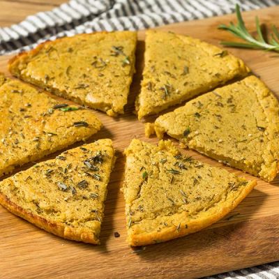 La farinata di ceci: tra Liguria e Toscana una tradizione croccante