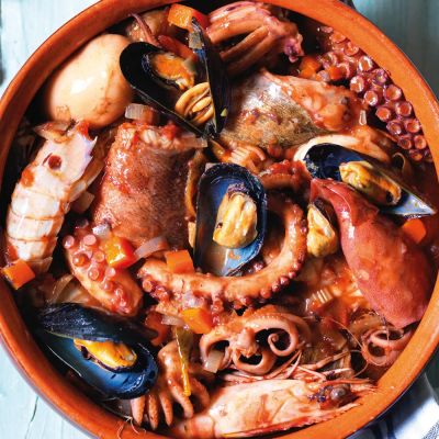 Cacciucco: Un viaggio tra i sapori del mare toscano, da Livorno a Viareggio