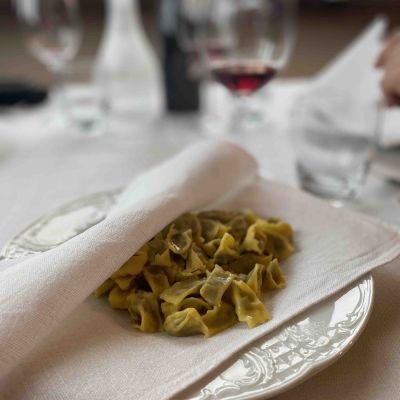 Nelle Langhe Astigiane gli agnolotti del plin alla curdunà