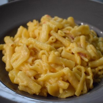 Pasta e patate con provola: il comfort food napoletano che conquista il cuore