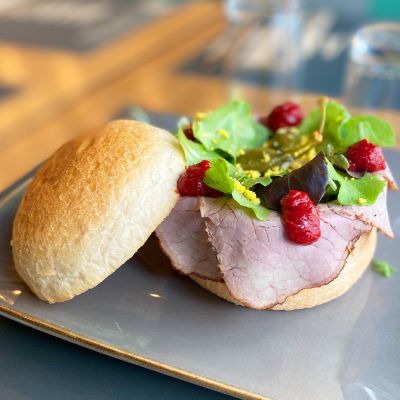 Nel ristorante dove la cucina è servita.. nel pane!