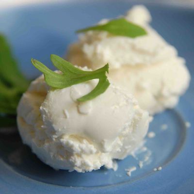 Stracciatella di bufala: il cuore cremoso della tradizione pugliese